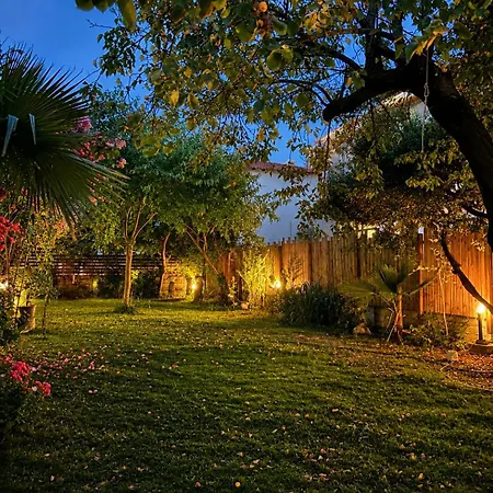 Anthonas House Апартаменты