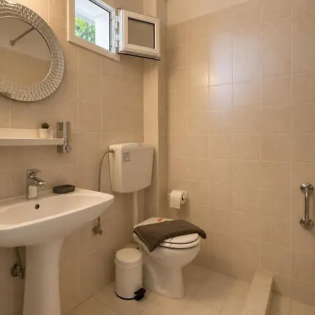 Anthonas House Апартаменты