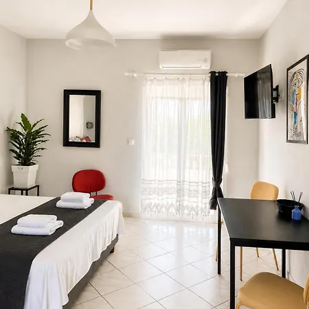 Anthonas House Апартаменты