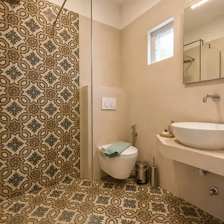 Anthonas House Апартаменты *